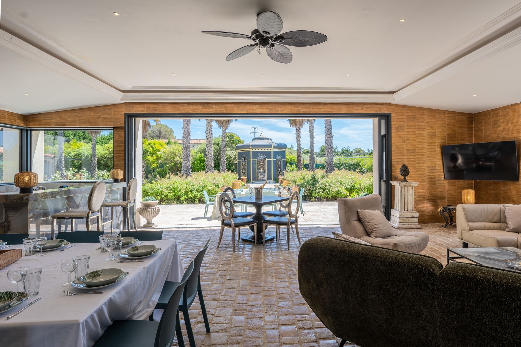 Salon ouvert sur la terrasse — Villas Fora Provence