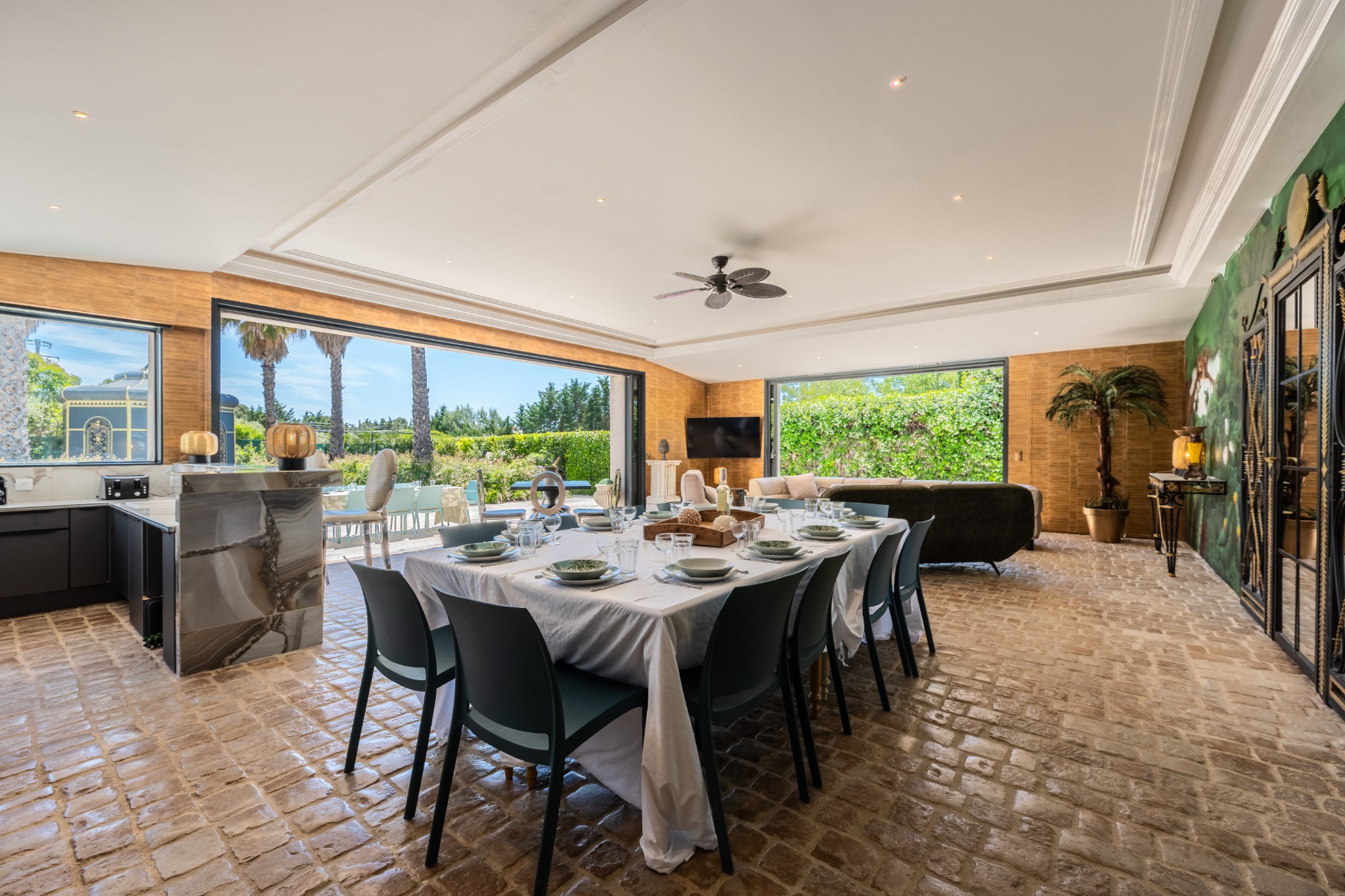 Grande table dressée dans le séjour d'une villa près d'Aix-en-Provence, prête à accueillir une équipe en séminaire